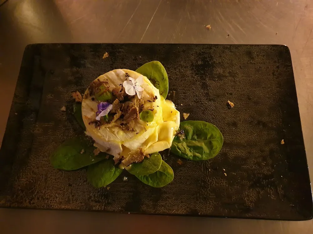 Crémeux Fourré Aux Lamelles de Truffes Et Pousses D Epinard