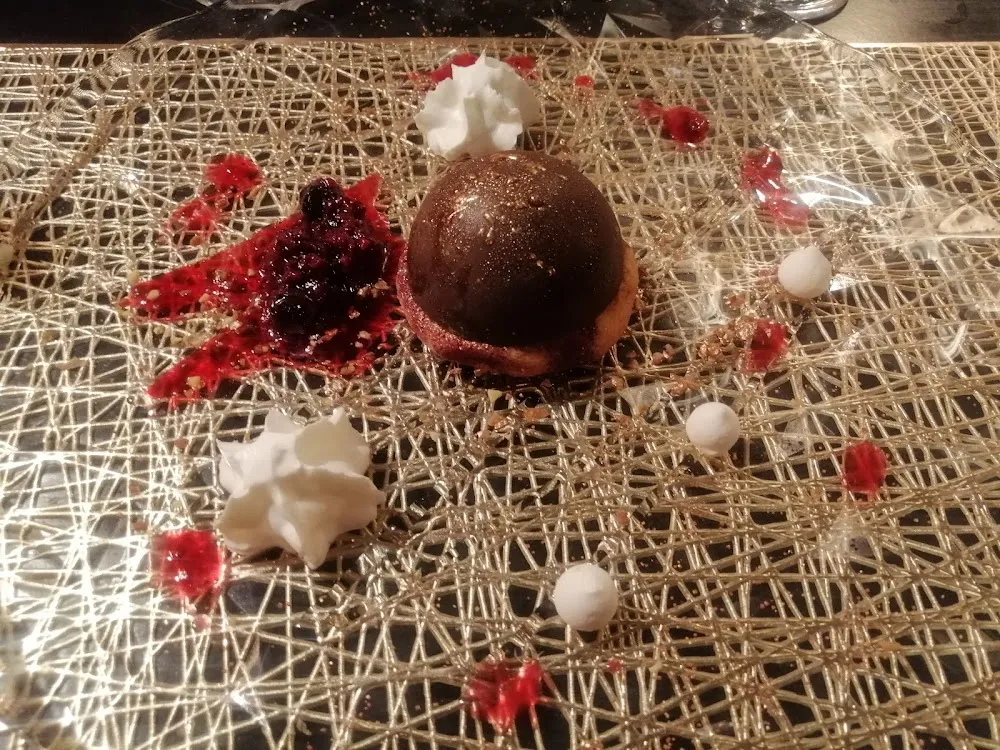 Dôme de Chocolat Aux Fruits Rouges Chantilly À la Rose Et Éclats de Praline